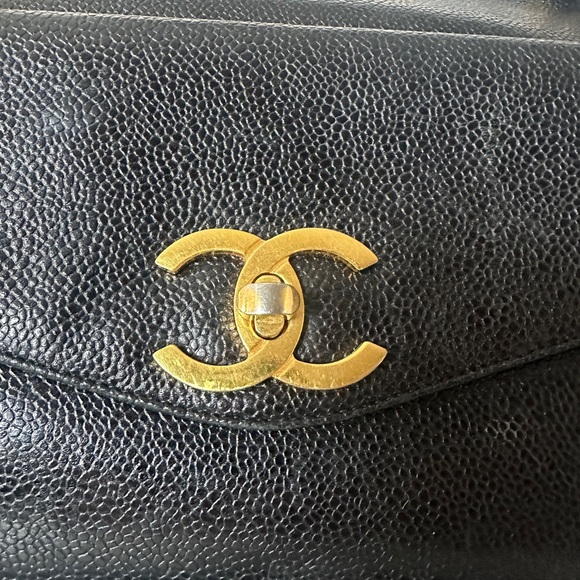 Vintage Chanel caviar shoulder bag with gold hardware - Picture 3 of 10